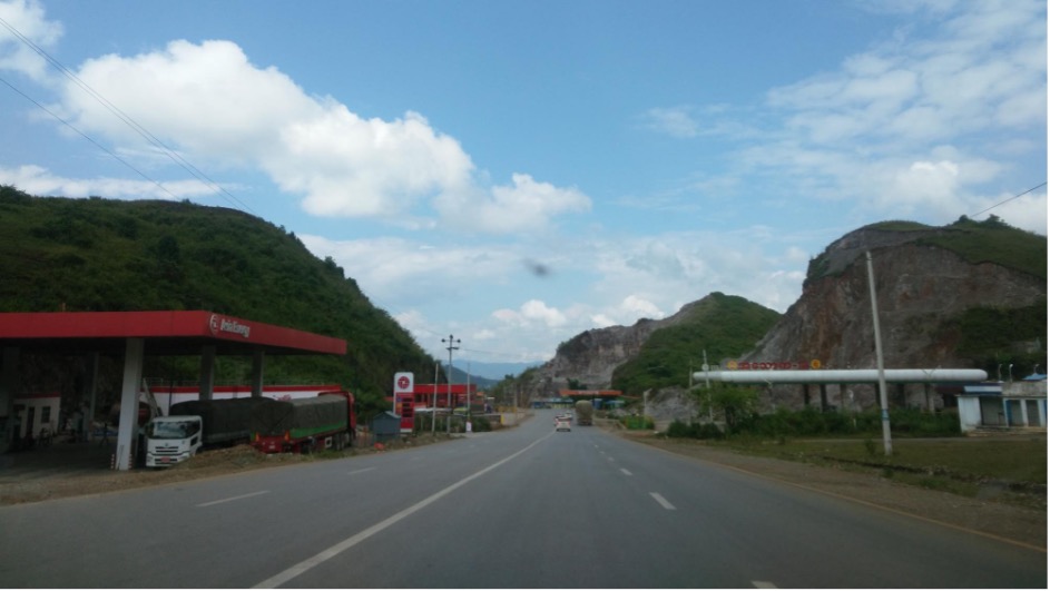 Un distributore di benzina sulla strada principale per Muse. Molte delle stazioni di servizio sono di proprietà delle milizie locali sostenute dall’esercito. 
